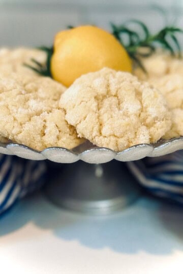 Cake stand with lemon cookies.