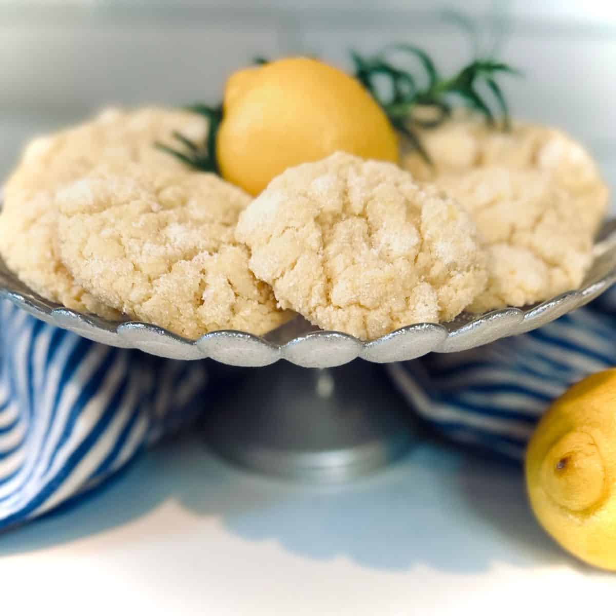 Cake stand with lemon cookies.