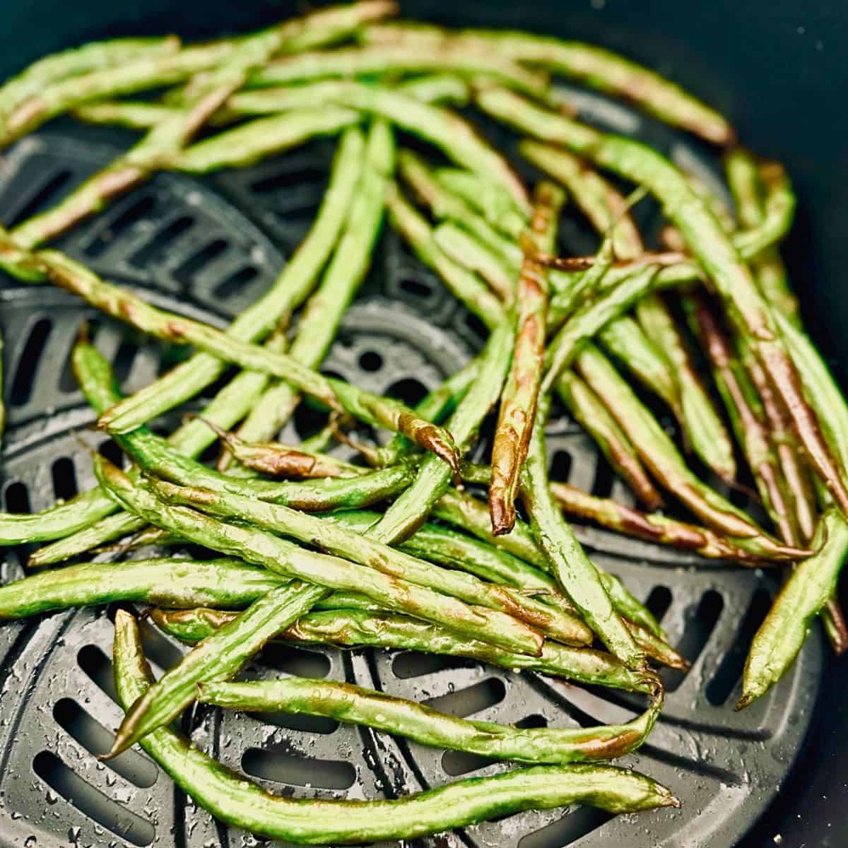 Green beans in an air fryer.